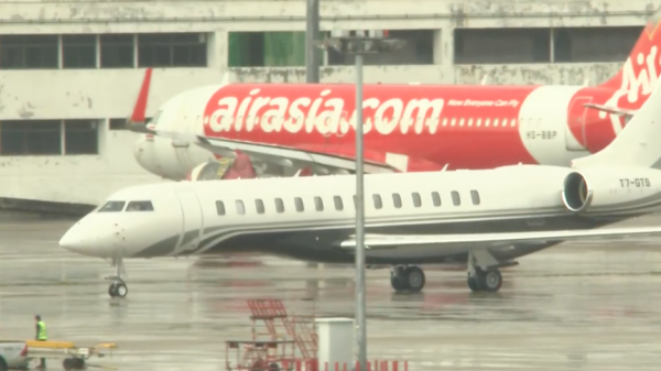 万隆优配 他信返回曼谷，将于9日听取法院裁决